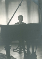 Tomasz Sikorski at the piano