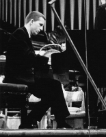 Tomasz Sikorski przy fortepianie